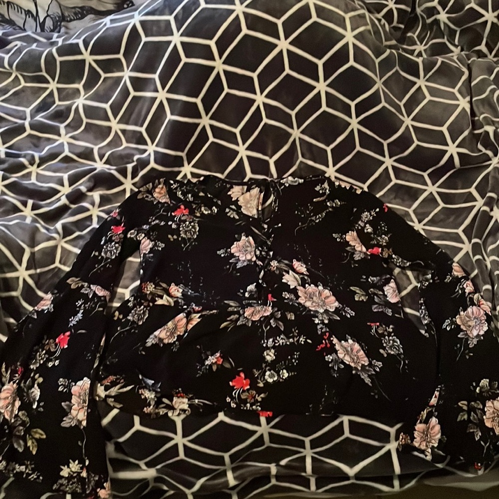 Black blouse w pretty flower pattern and flared long sleeves